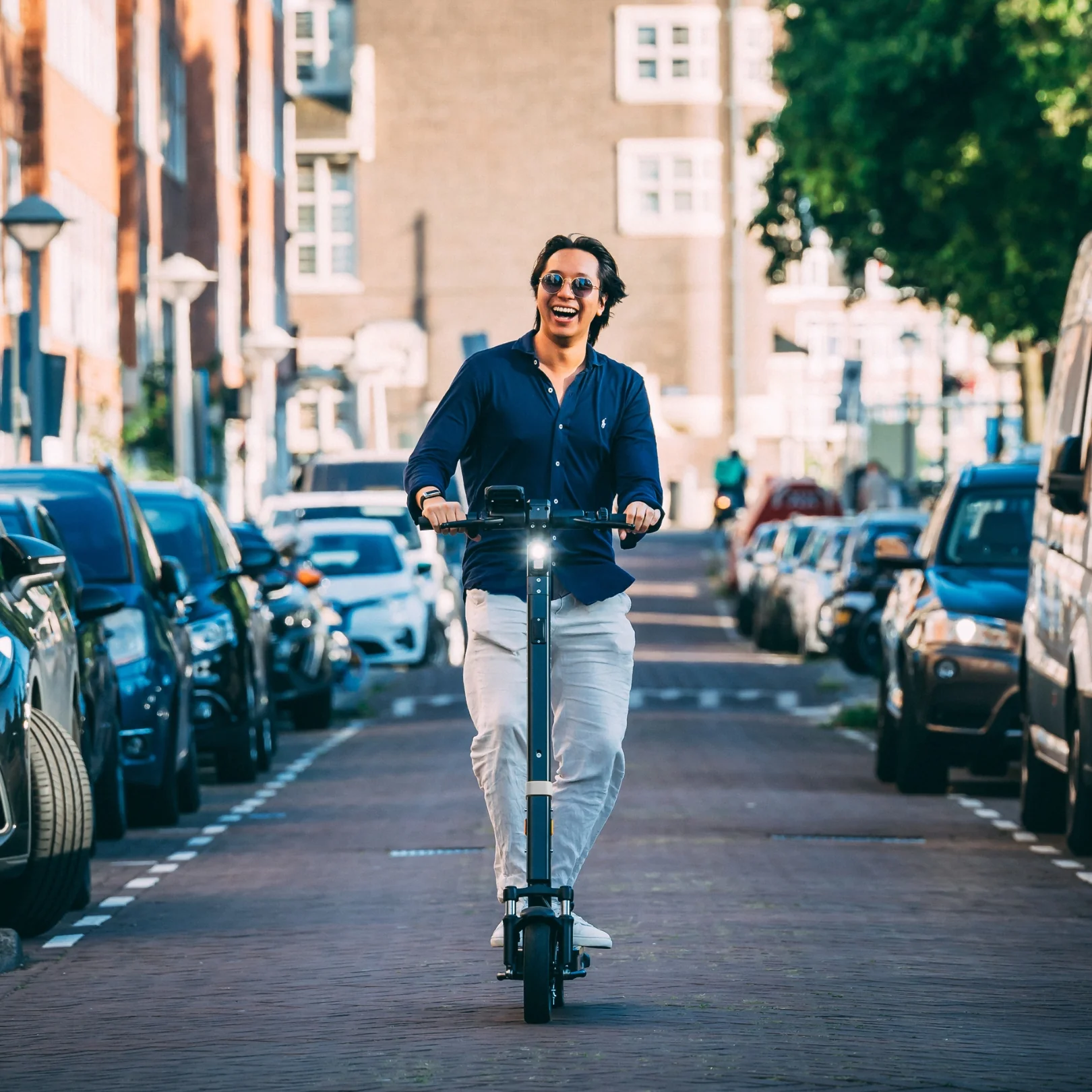 Man rijdt op SELANA Alpha door Amsterdam